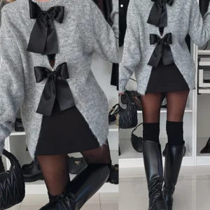 Solid color round neck sweater with bow decoration on the back, women's fashionable and casual 2025 winter new women's clothing